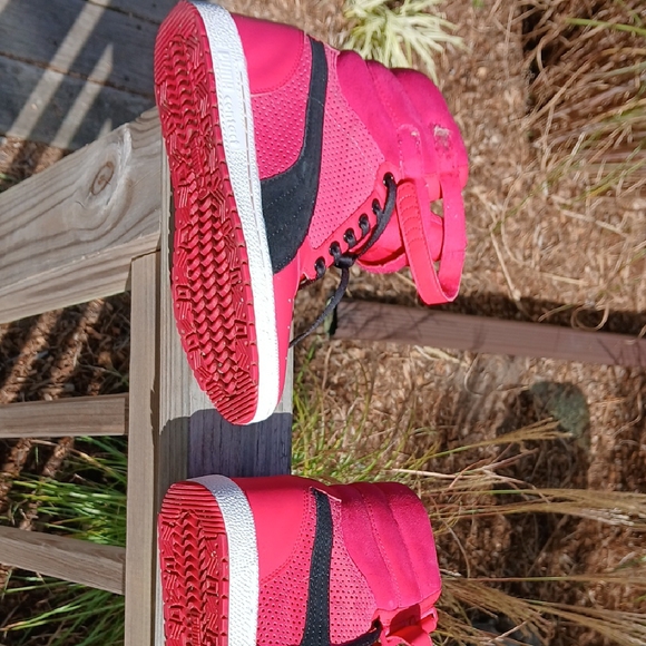 Puma Womens SIZE 8 Sneakers in Vibrant Pink and Black W/ Wedge Great Condition - Picture 4 of 12